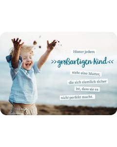 Postkarte 'Hinter jedem großartigen Kind steht eine Mutter, die ziemlich sicher ist, dass sie es nicht perfekt macht.'